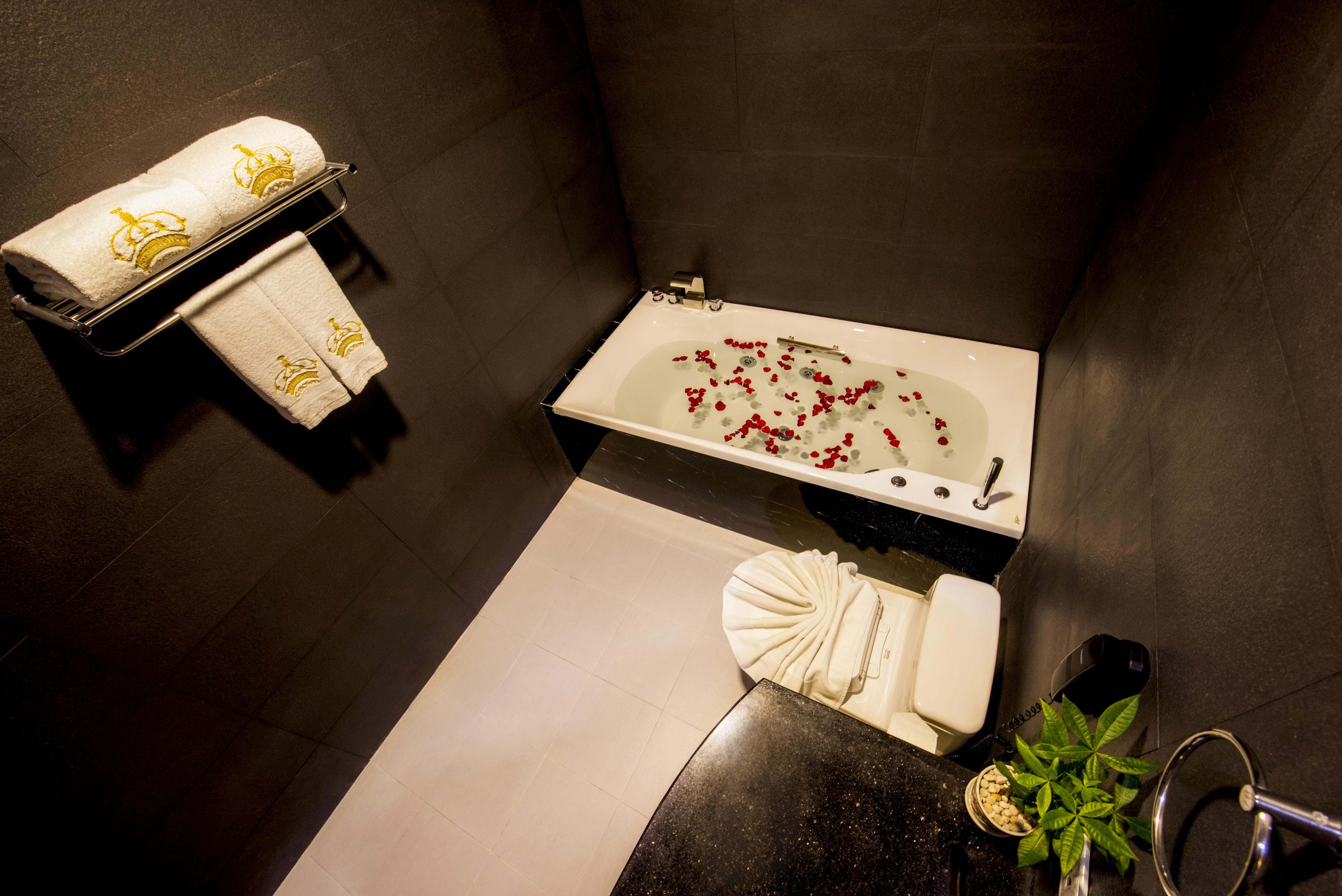 Golden Crown Hotel Ho Chi Minh City Exterior photo